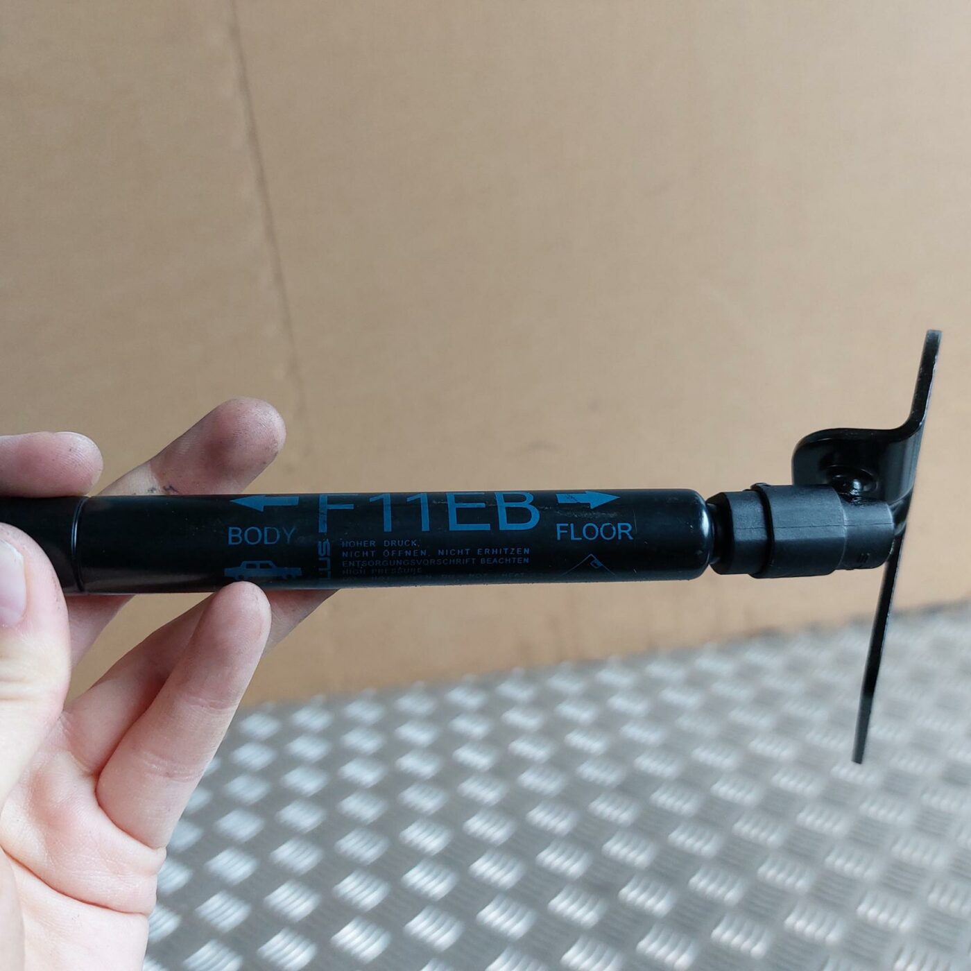 Bagažnieka vāka amortizators priekš BMW 520D F11 2011 TOURING 3 Bagažnieka vāka amortizators priekš BMW 520D F11 2011 TOURING