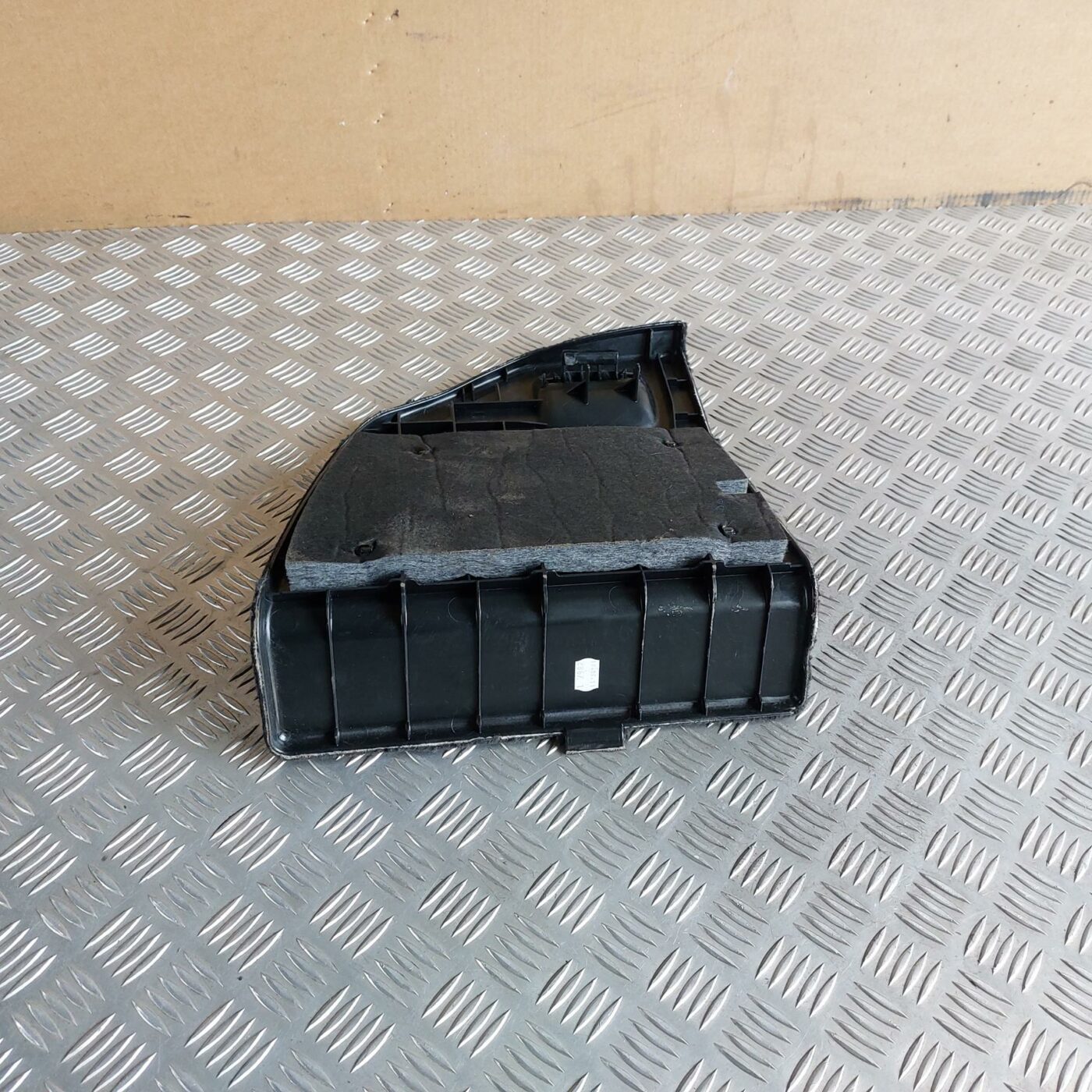 Bagāžnieka nodalījuma sānu apdares lūka priekš BMW 520D F11 2011 TOURING 2 Bagāžnieka nodalījuma sānu apdares lūka priekš BMW 520D F11 2011 TOURING