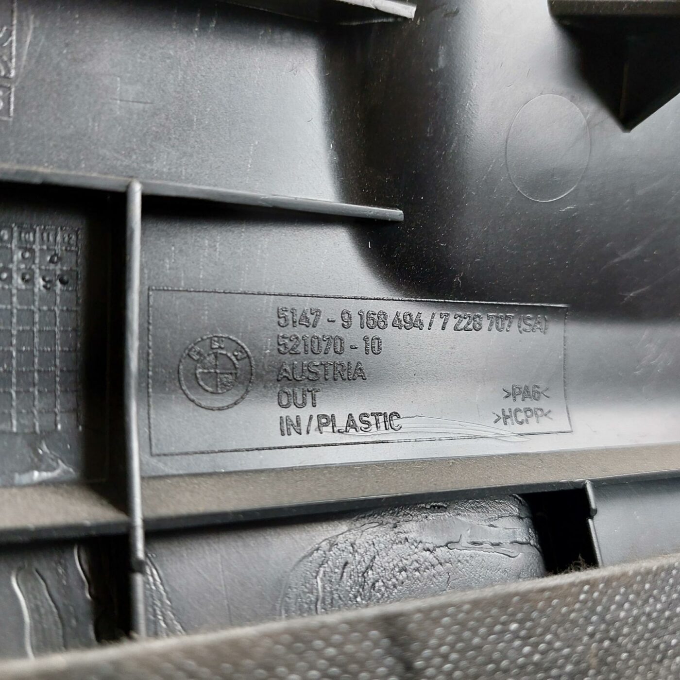 Bagāžnieka nodalījuma sānu apdares lūka priekš BMW 520D F11 2011 TOURING 3 Bagāžnieka nodalījuma sānu apdares lūka priekš BMW 520D F11 2011 TOURING