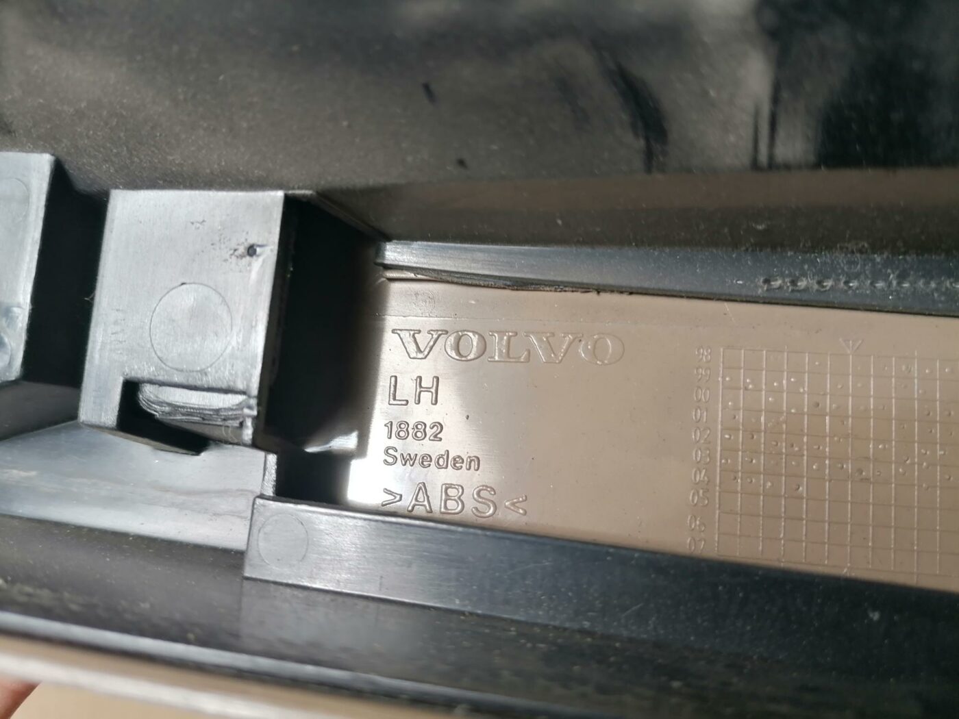 Vidējas salona statnes apdare priekš VOLVO S80 2004