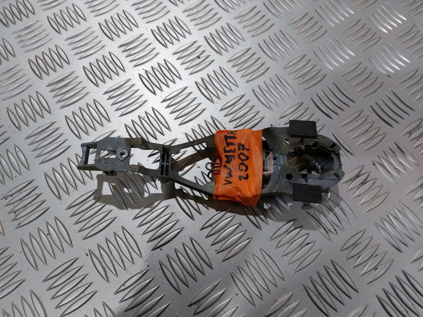 Durvju roktura iekšējais stiprinājums priekš VW JETTA 2008 2 Durvju roktura iekšējais stiprinājums priekš VW JETTA 2008