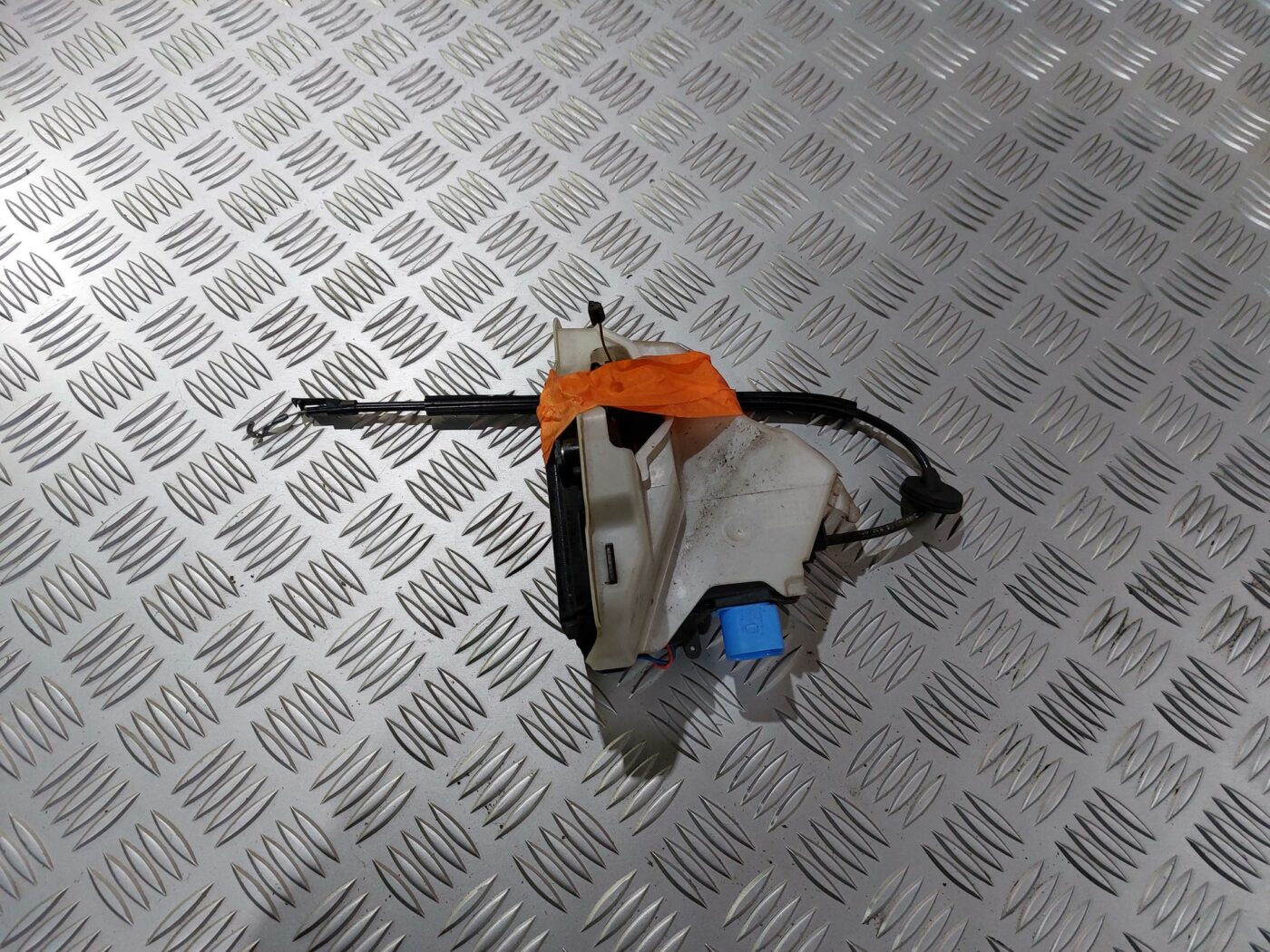 Aizmugurējo labo durvju slēdzene priekš VW JETTA 2008 1 Aizmugurējo labo durvju slēdzene priekš VW JETTA 2008