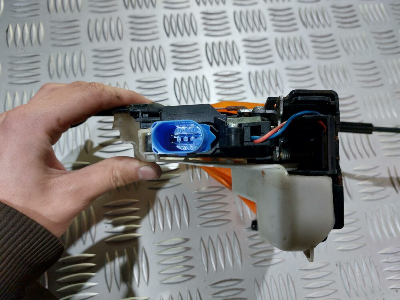 Aizmugurējo labo durvju slēdzene priekš VW JETTA 2008 3 Aizmugurējo labo durvju slēdzene priekš VW JETTA 2008