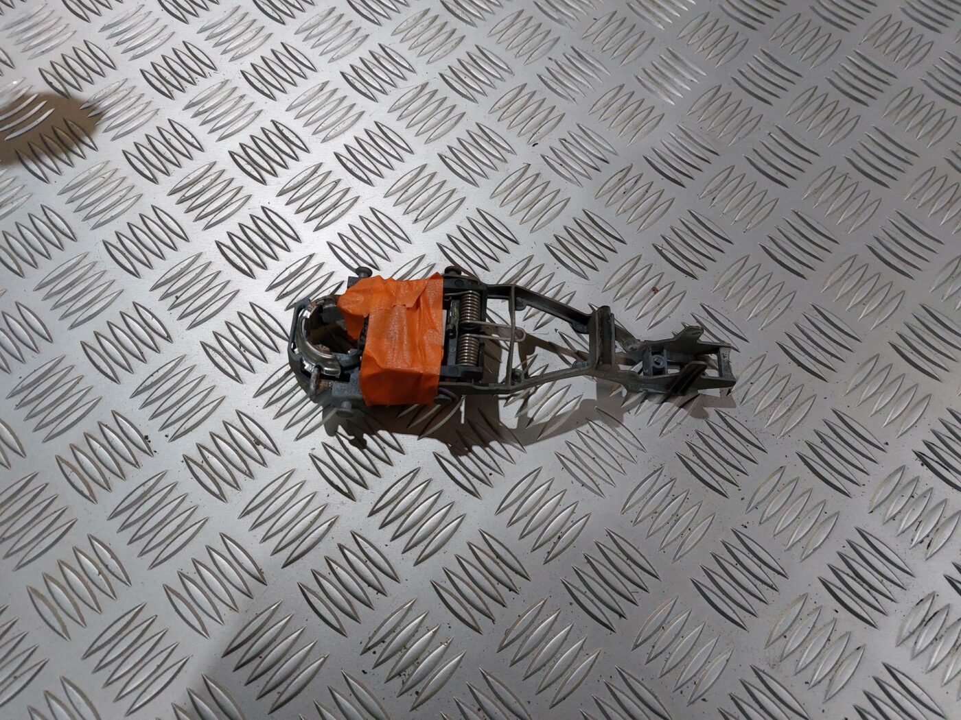 Durvju roktura iekšējais stiprinājums priekš VW JETTA 2008 2 Durvju roktura iekšējais stiprinājums priekš VW JETTA 2008