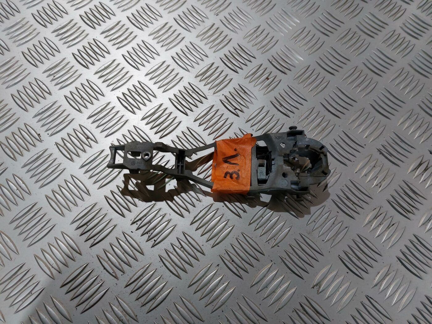 Durvju roktura iekšējais stiprinājums priekš VW JETTA 2008 1 Durvju roktura iekšējais stiprinājums priekš VW JETTA 2008