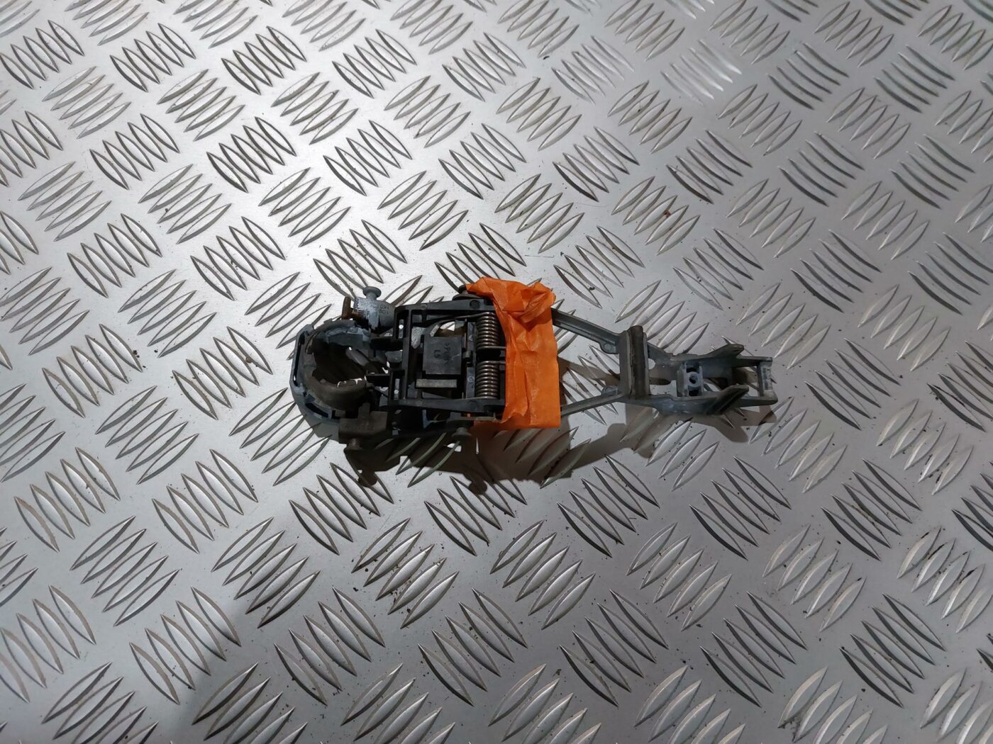 Durvju roktura iekšējais stiprinājums priekš VW JETTA 2008 2 Durvju roktura iekšējais stiprinājums priekš VW JETTA 2008