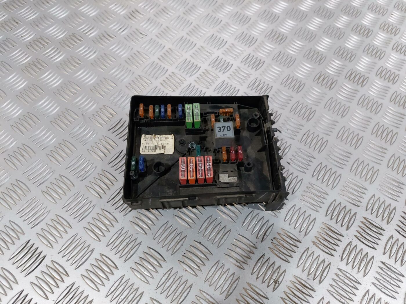 Drošinātāju bloks priekš VW JETTA 2008 1 Drošinātāju bloks priekš VW JETTA 2008