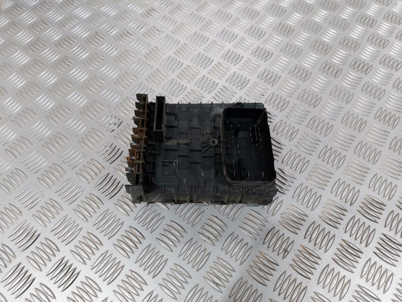 Drošinātāju bloks priekš VW JETTA 2008 2 Drošinātāju bloks priekš VW JETTA 2008