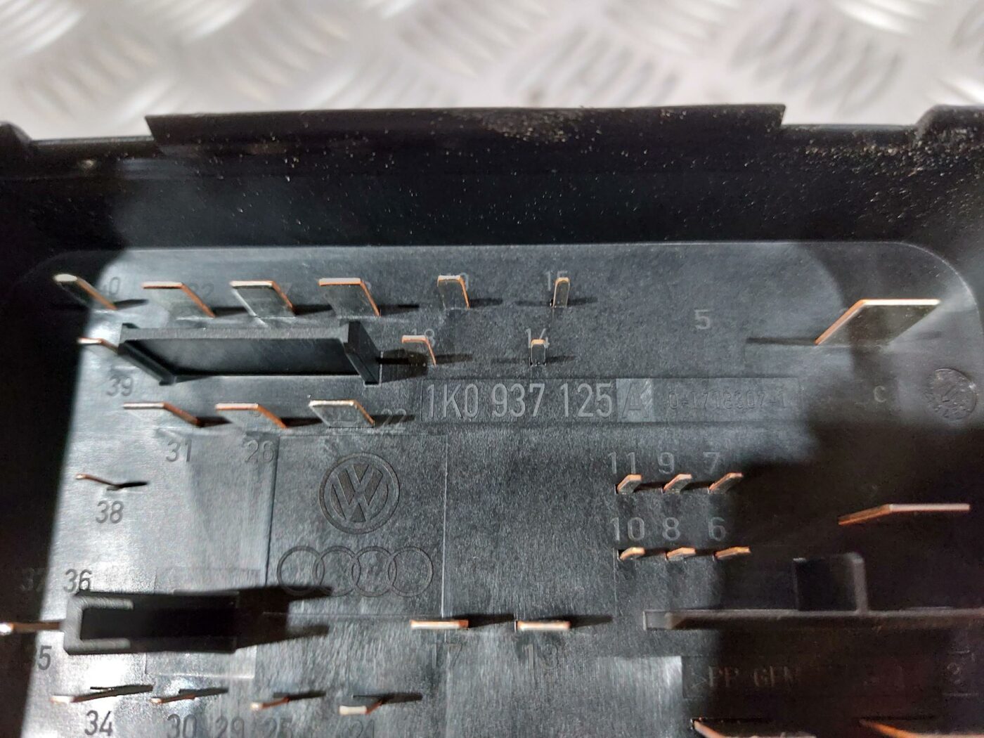 Drošinātāju bloks priekš VW JETTA 2008 4 Drošinātāju bloks priekš VW JETTA 2008