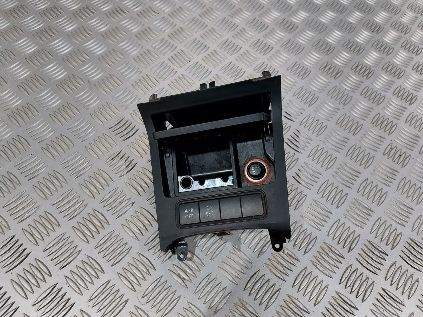 Pelnu trauks priekš VW JETTA 2008 1 Pelnu trauks priekš VW JETTA 2008