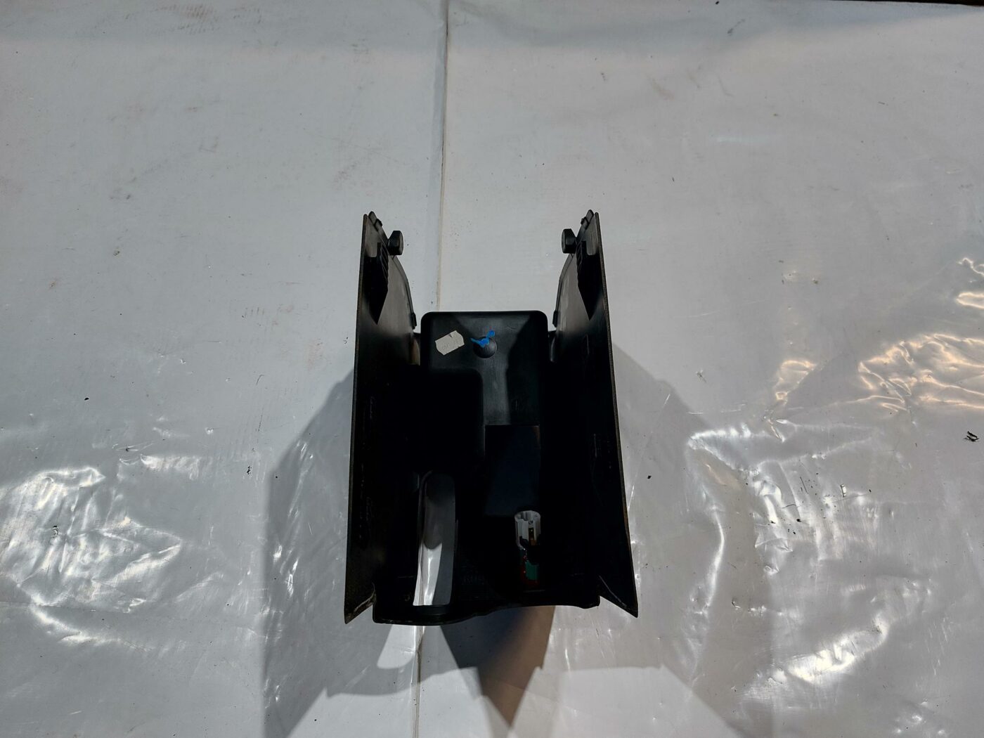 Centrālās konsoles nodalījums priekš VW JETTA 2008 2 Centrālās konsoles nodalījums priekš VW JETTA 2008