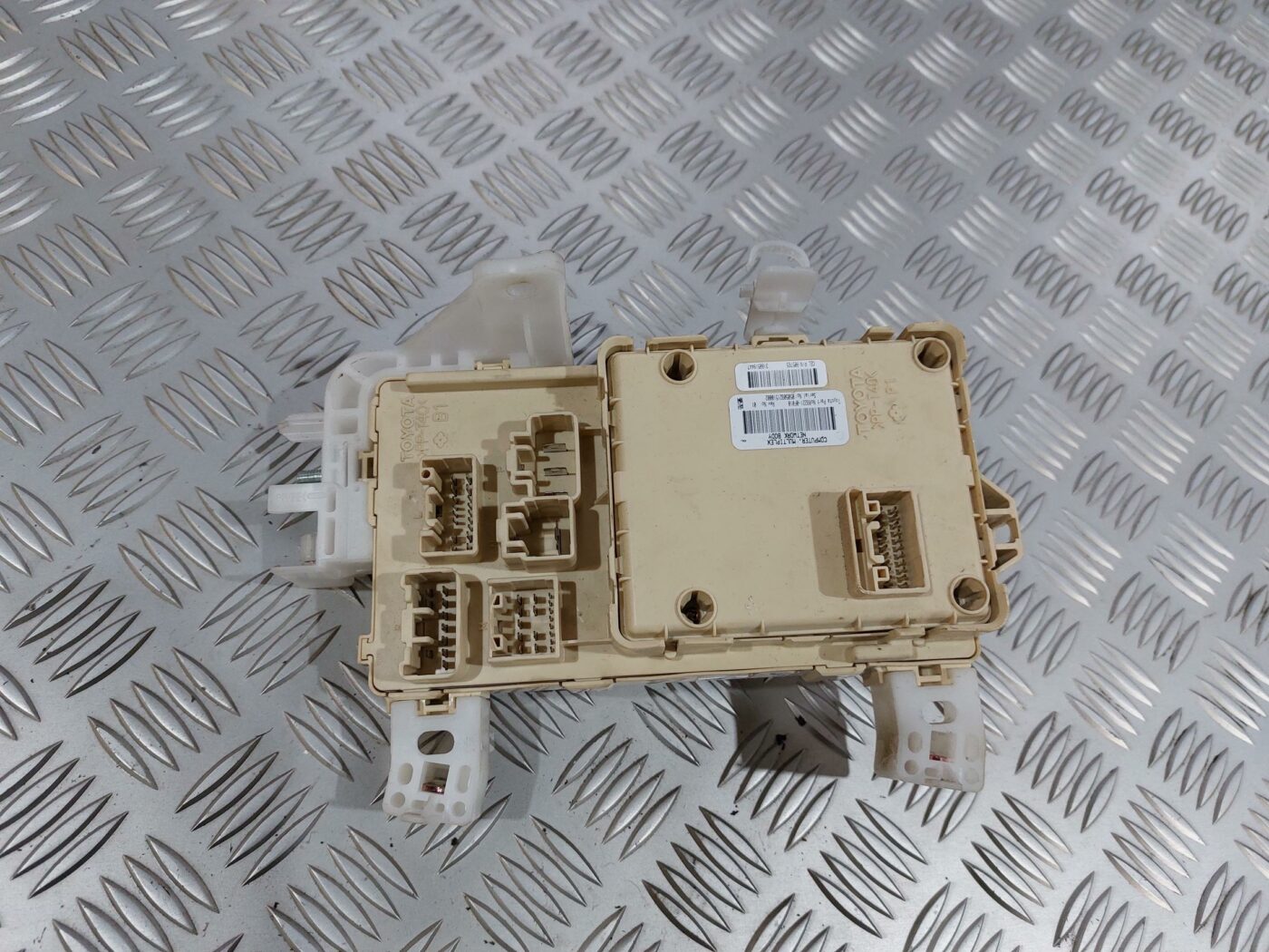 Drošinātāju relejas kaste priekš TOYOTA COROLLA VERSO 2006 2 Drošinātāju relejas kaste priekš TOYOTA COROLLA VERSO 2006