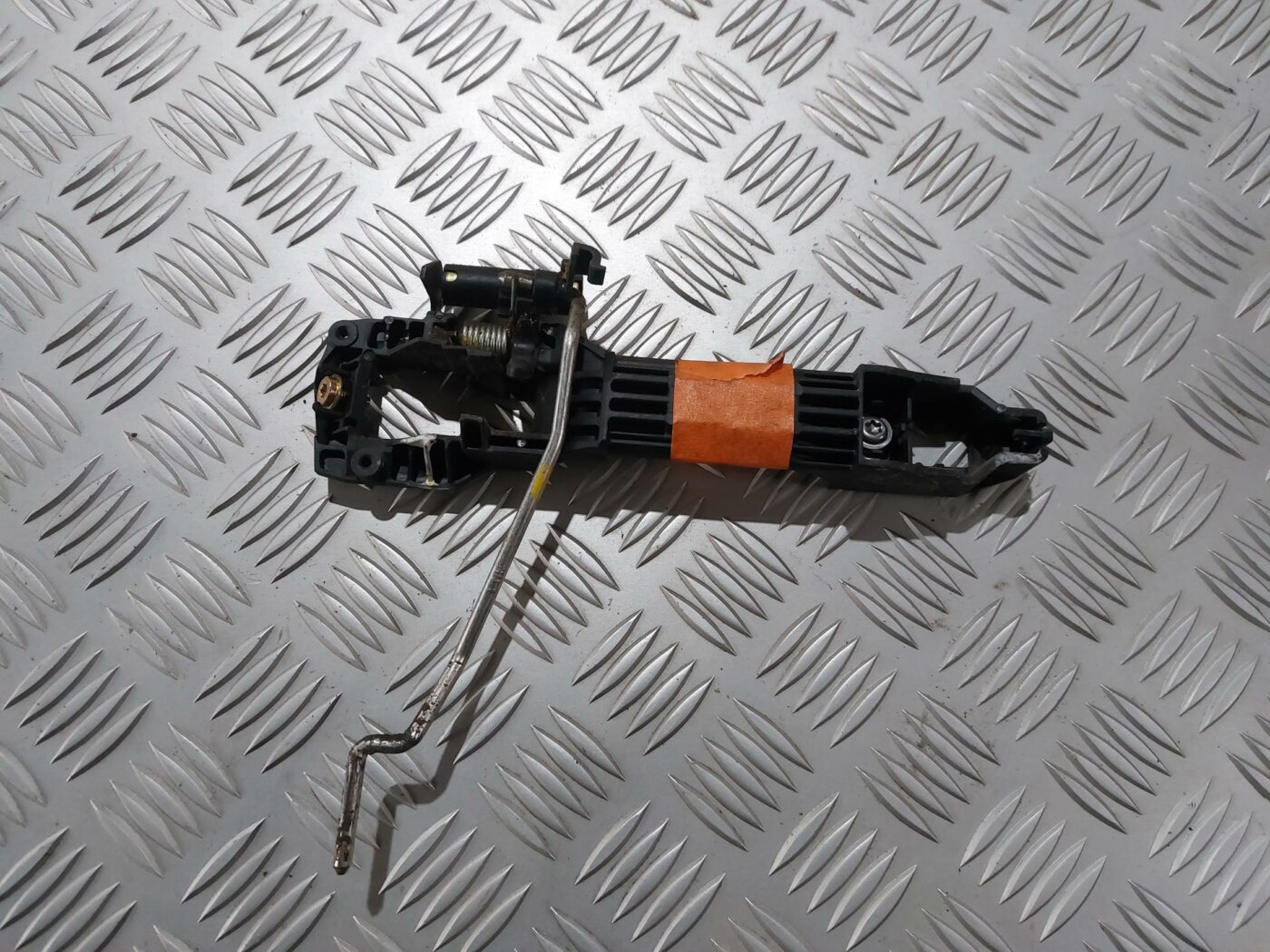 Durvju roktura iekšējais stiprinājums priekš TOYOTA COROLLA VERSO 2006 2 Durvju roktura iekšējais stiprinājums priekš TOYOTA COROLLA VERSO 2006