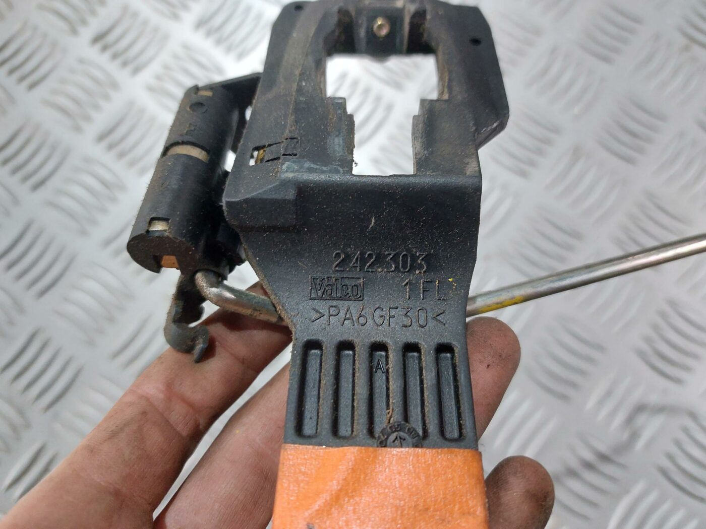 Durvju roktura iekšējais stiprinājums priekš TOYOTA COROLLA VERSO 2006 3 Durvju roktura iekšējais stiprinājums priekš TOYOTA COROLLA VERSO 2006