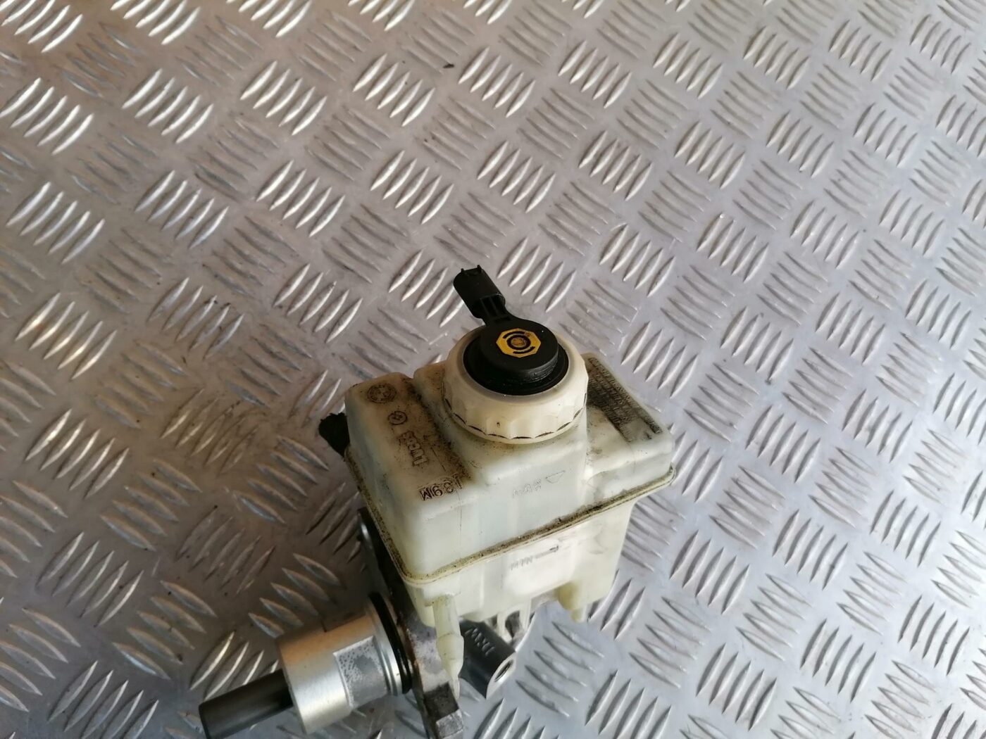 Bremžu pastiprinātāja galvenais cilindrs priekš BMW 530D E39 2001 TOURING 2 Bremžu pastiprinātāja galvenais cilindrs priekš BMW 530D E39 2001 TOURING