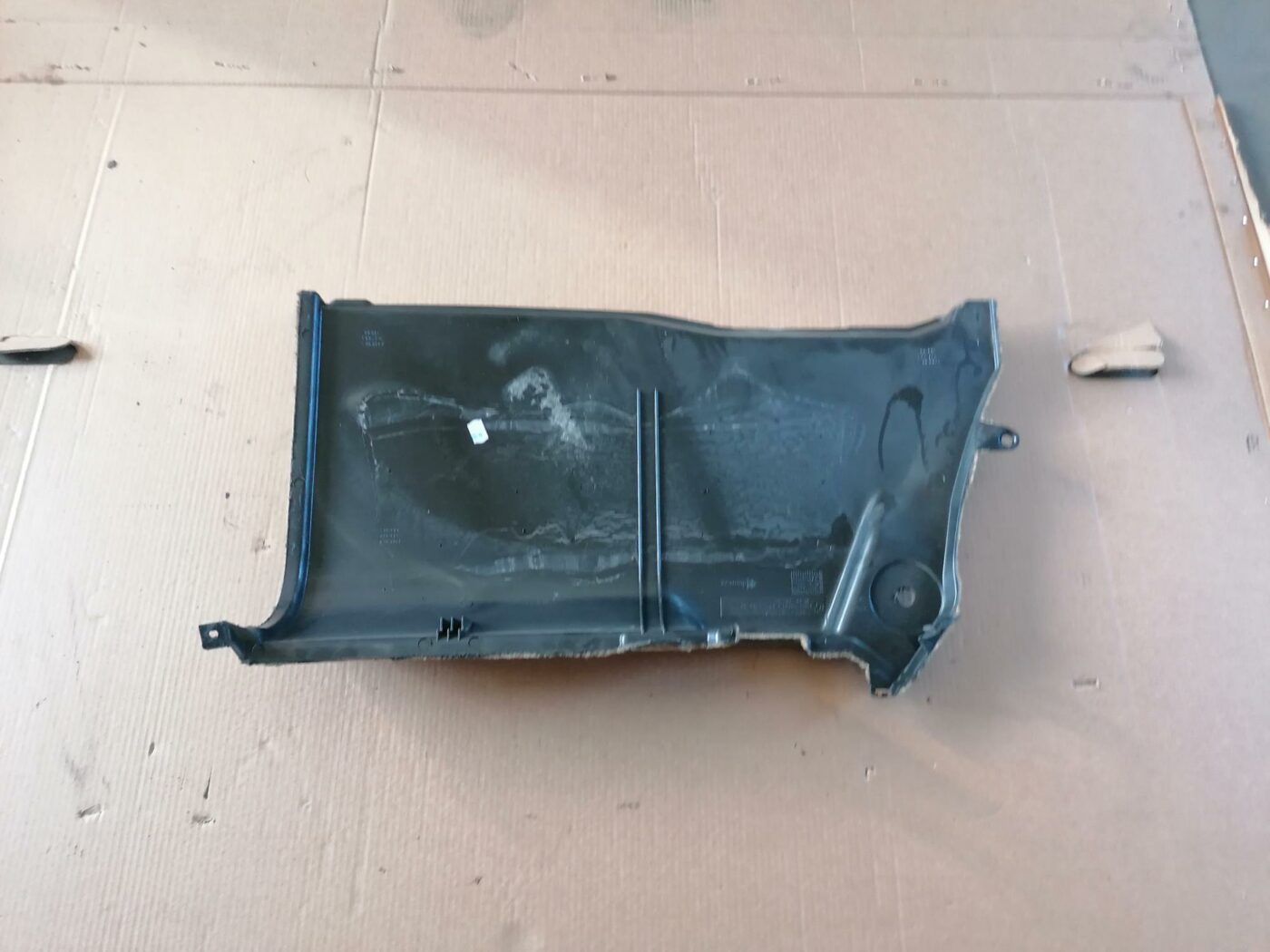 Bagāžnieka nodalījuma sānu apdare priekš BMW 530D E39 2001 TOURING 2 Bagāžnieka nodalījuma sānu apdare priekš BMW 530D E39 2001 TOURING