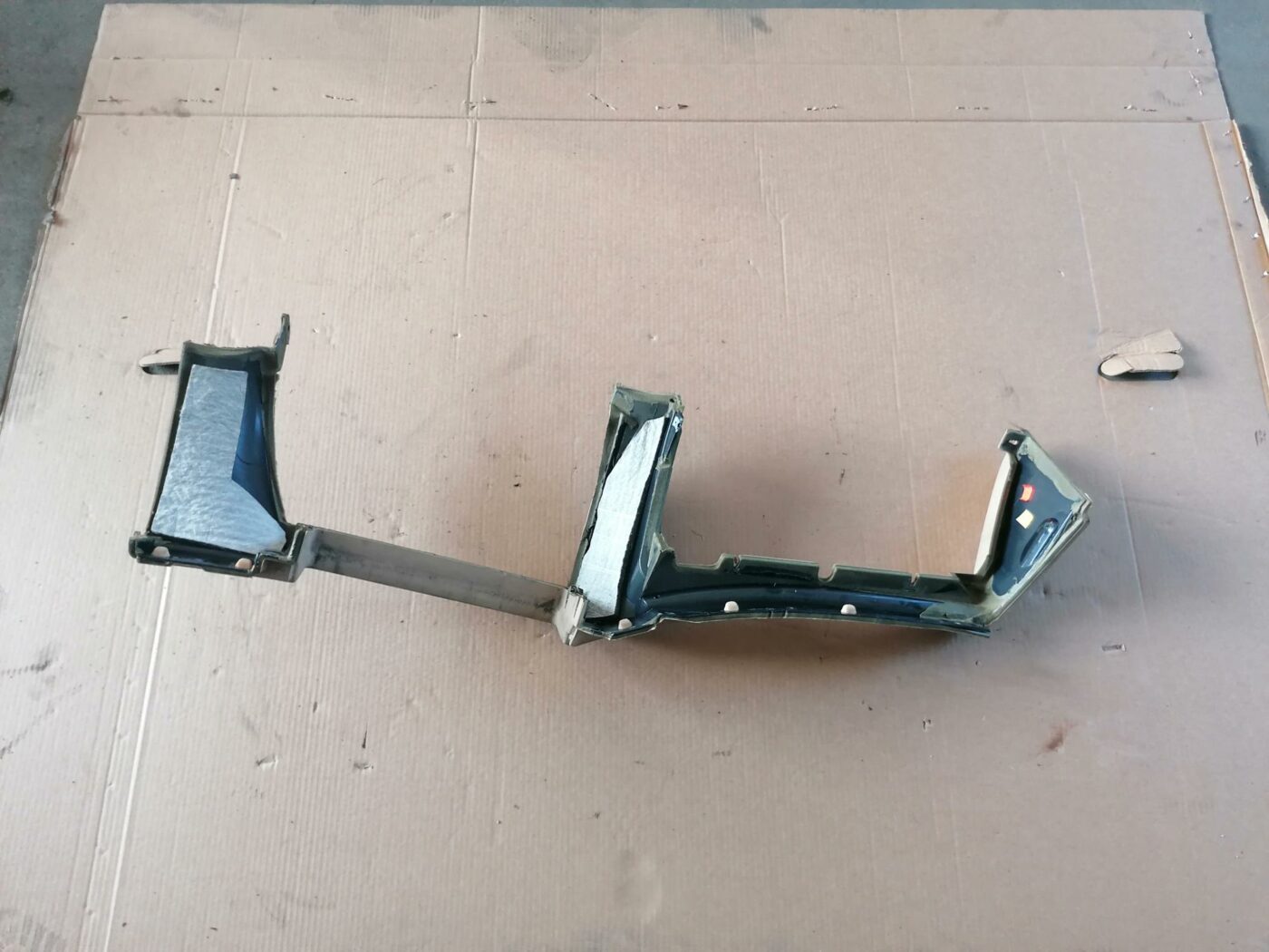 Bagāžnieka nodalījuma sānu apdare priekš BMW 530D E39 2001 TOURING 2 Bagāžnieka nodalījuma sānu apdare priekš BMW 530D E39 2001 TOURING