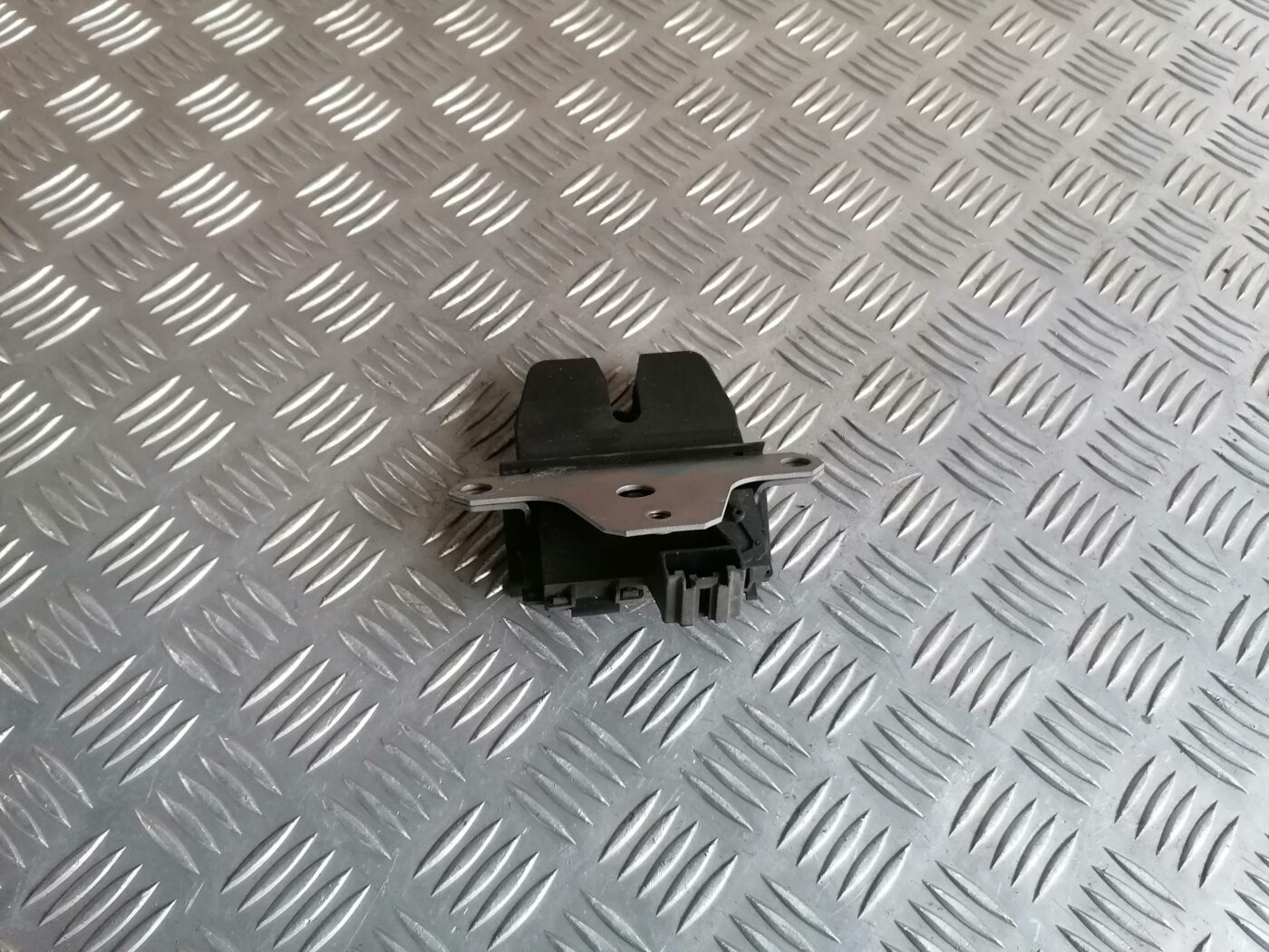 Bagāžnieka vāka slēdzene priekš FORD MONDEO 2007 1 Bagāžnieka vāka slēdzene priekš FORD MONDEO 2007