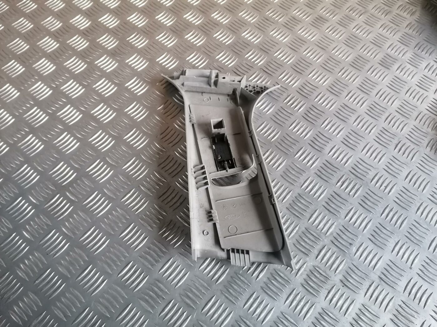 Vidējas salona statnes apdare priekš FORD MONDEO 2007