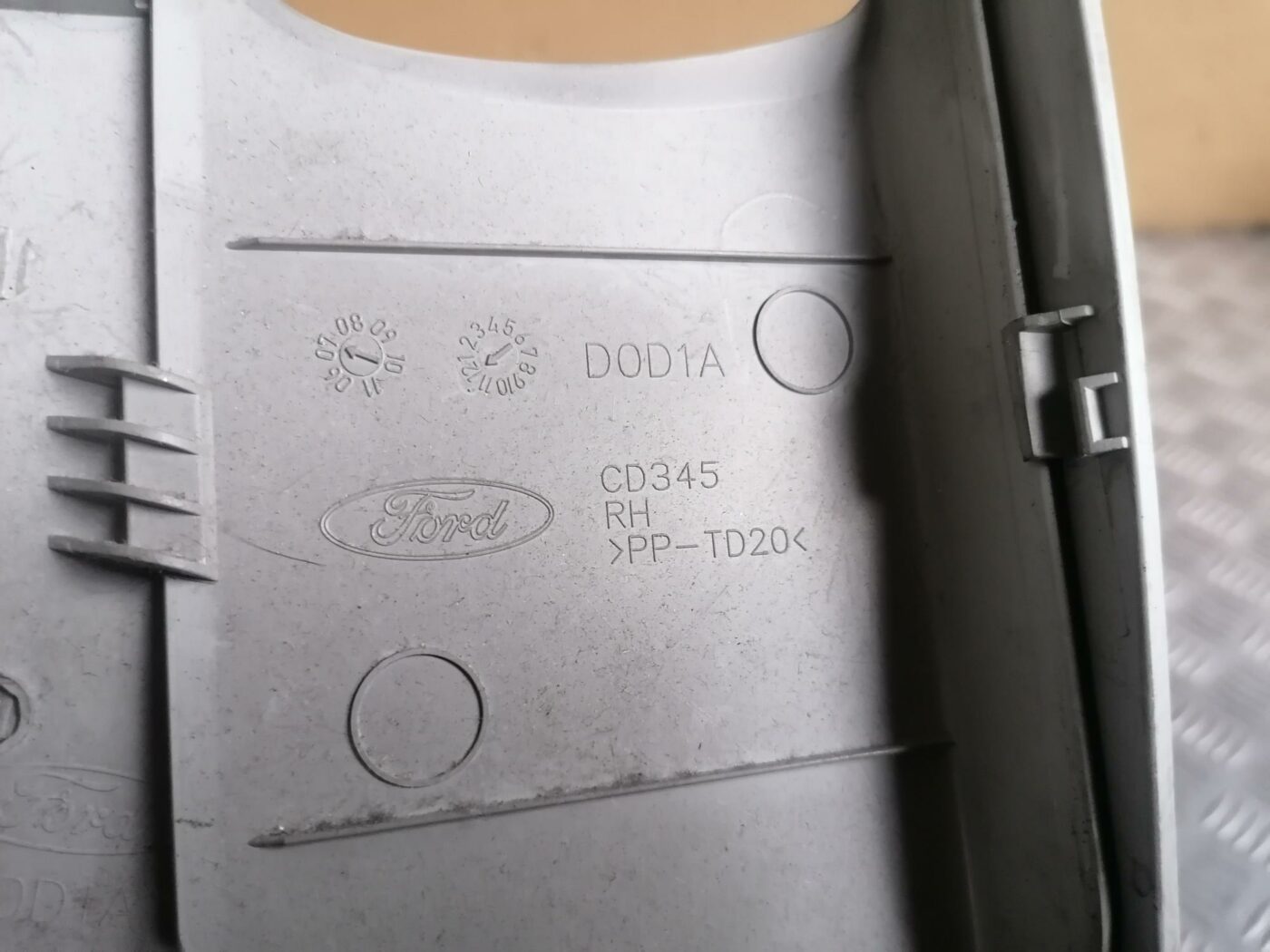 Vidējas salona statnes apdare priekš FORD MONDEO 2007