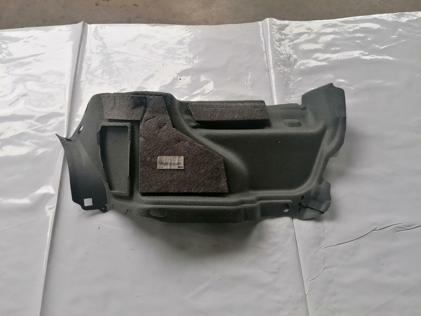 Bagāžnieka nodalījuma sānu apdare priekš FORD MONDEO 2007