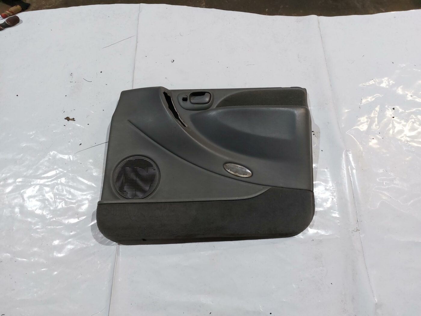 Priekšējo labo durvju apdare priekš CHRYSLER VOYAGER 2006