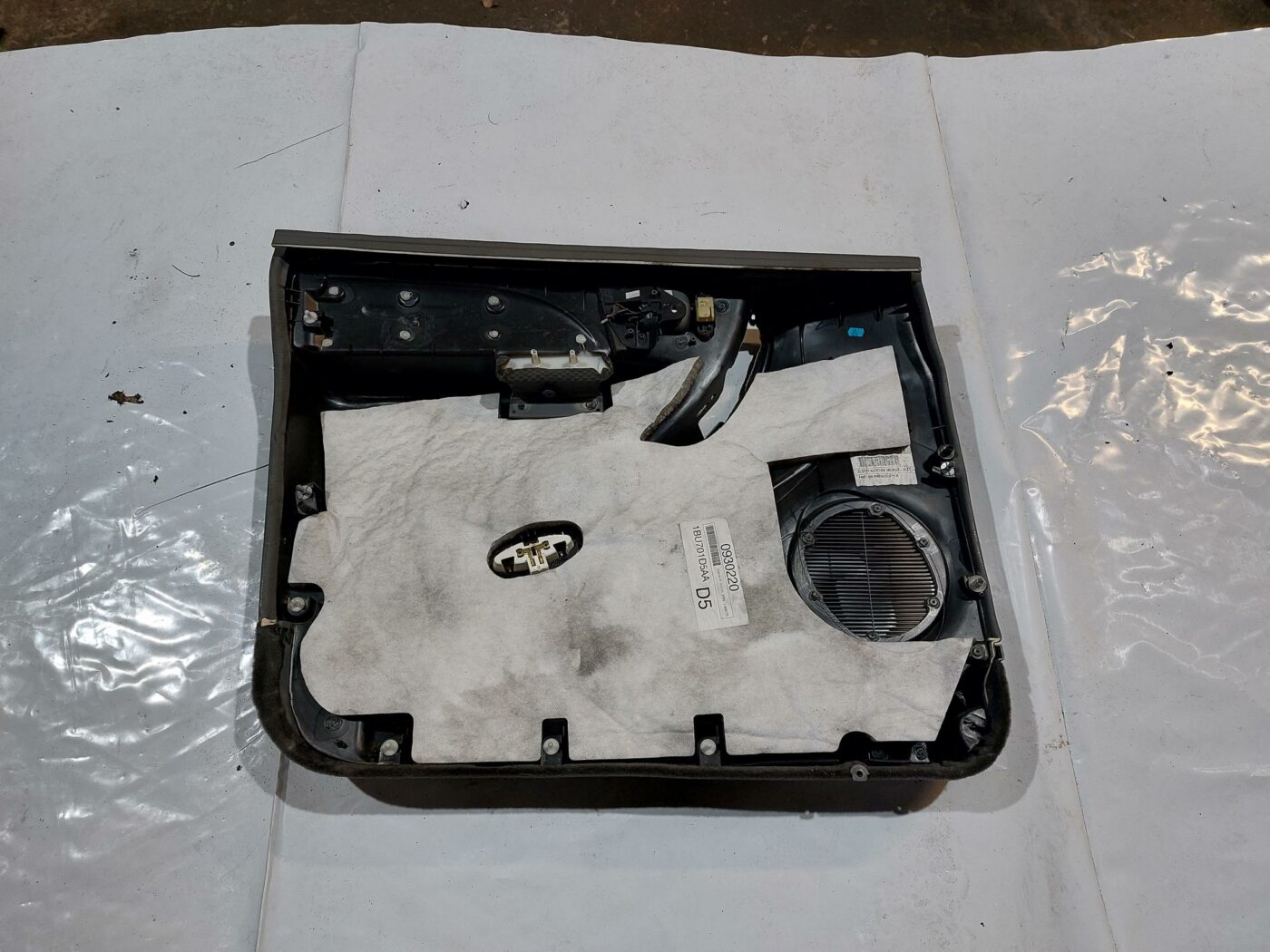 Priekšējo labo durvju apdare priekš CHRYSLER VOYAGER 2006