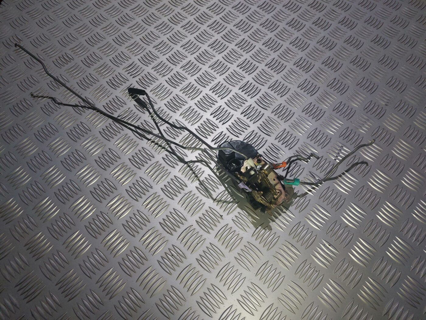 Priekšējo kreiso durvju slēdzene priekš CHRYSLER VOYAGER 2006 1 Priekšējo kreiso durvju slēdzene priekš CHRYSLER VOYAGER 2006