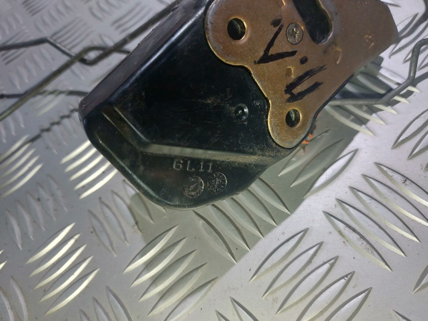 Priekšējo kreiso durvju slēdzene priekš CHRYSLER VOYAGER 2006 3 Priekšējo kreiso durvju slēdzene priekš CHRYSLER VOYAGER 2006