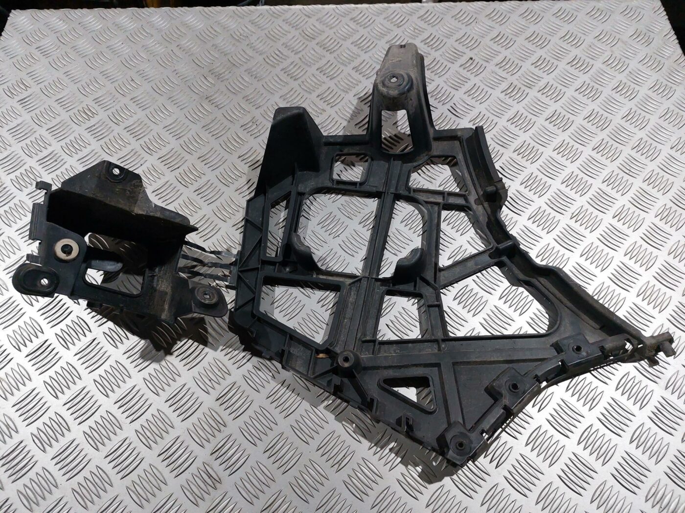 Aizmugurēja bufera kronšteins priekš RENAULT LAGUNA 2011 1 Aizmugurēja bufera kronšteins priekš RENAULT LAGUNA 2011