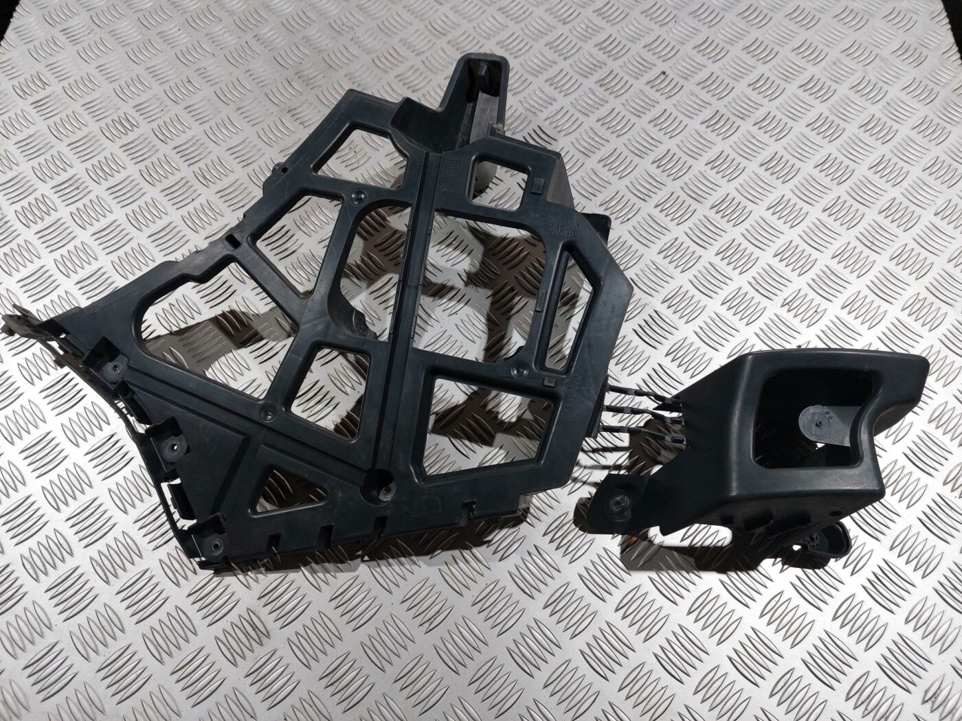 Aizmugurēja bufera kronšteins priekš RENAULT LAGUNA 2011 2 Aizmugurēja bufera kronšteins priekš RENAULT LAGUNA 2011