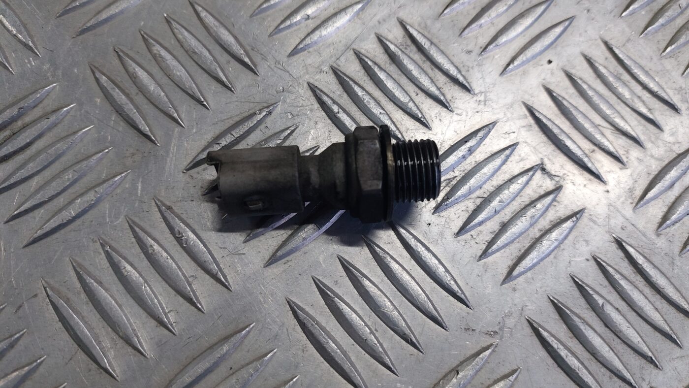 Eļļas spiediena regulēšanas devējs priekš VOLVO S40 2004 Black 2 Eļļas spiediena regulēšanas devējs priekš VOLVO S40 2004 Black