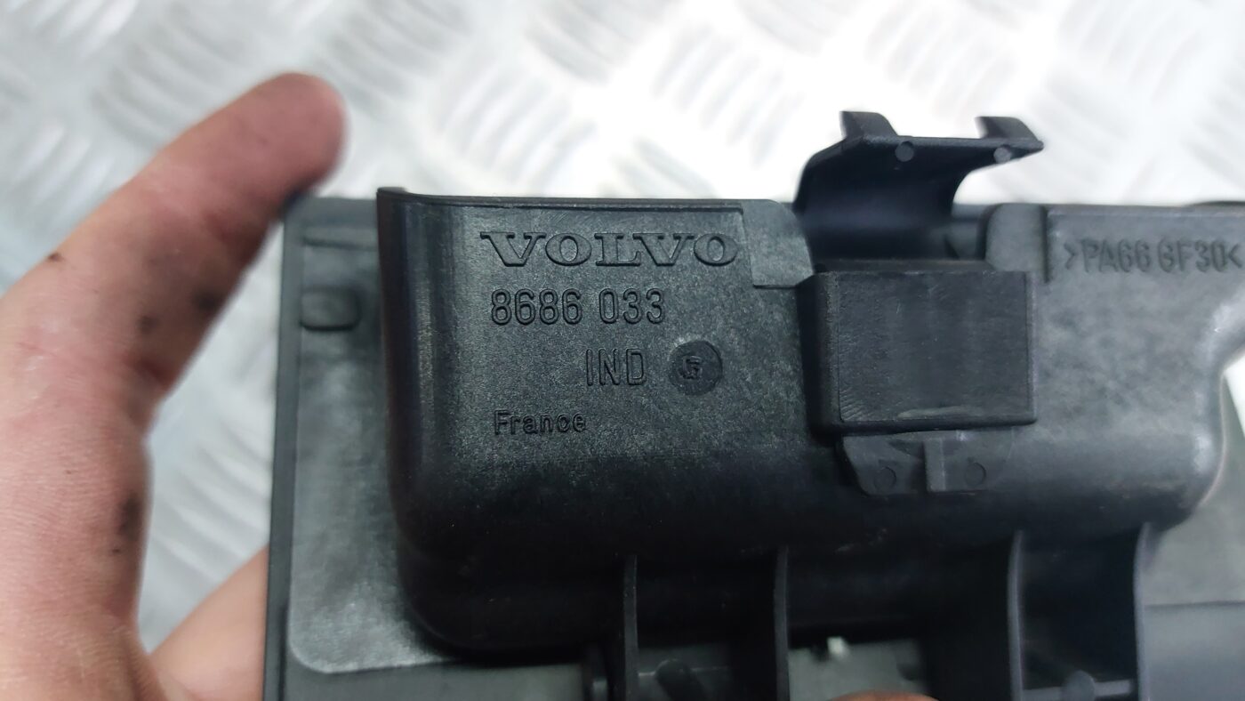 Pelnu trauks priekš VOLVO S40 2004 Black 3 Pelnu trauks priekš VOLVO S40 2004 Black