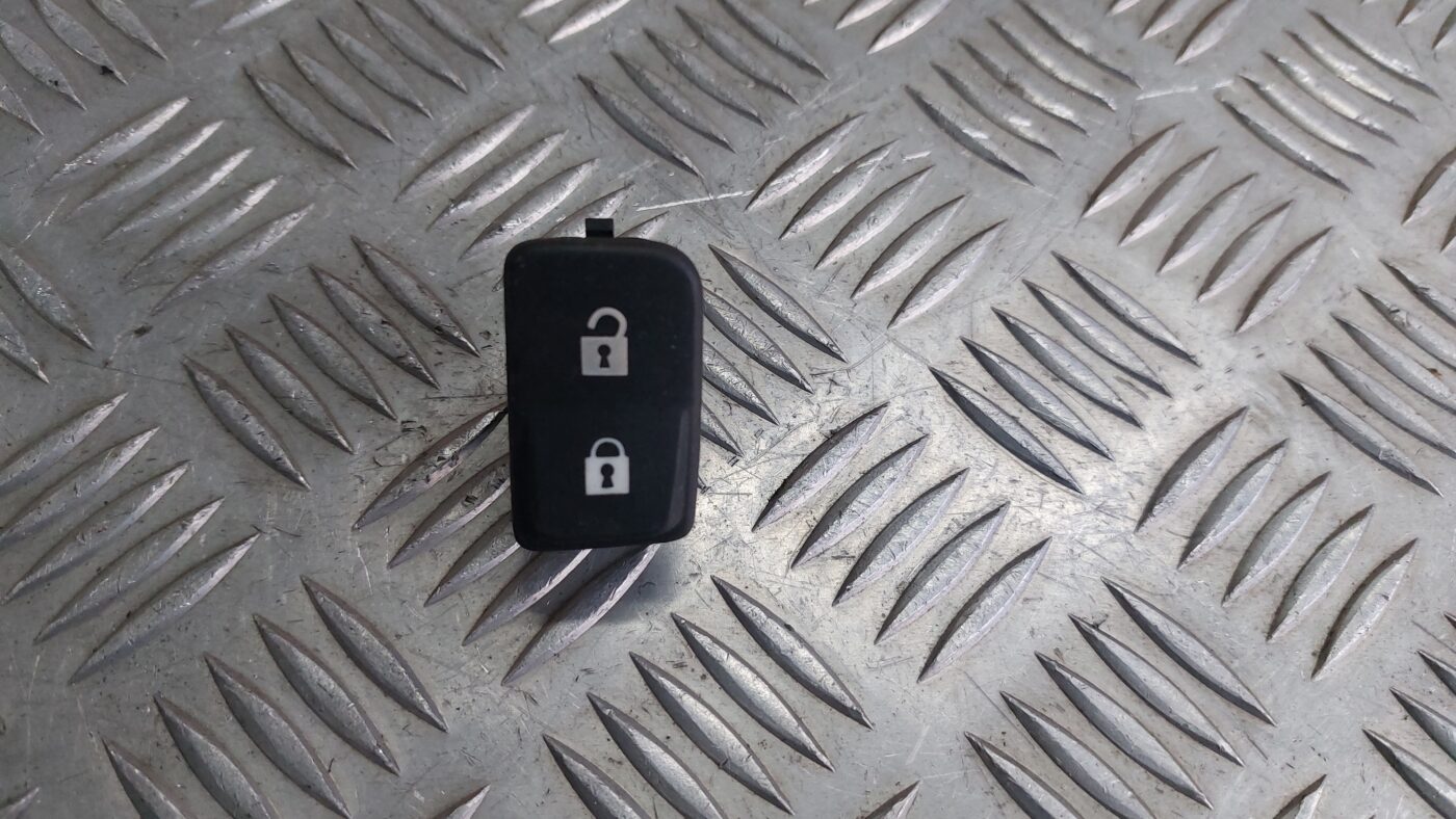 Atvēršanas/aizvēršanas poga priekš VOLVO S40 2004 Black 1 Atvēršanas/aizvēršanas poga priekš VOLVO S40 2004 Black