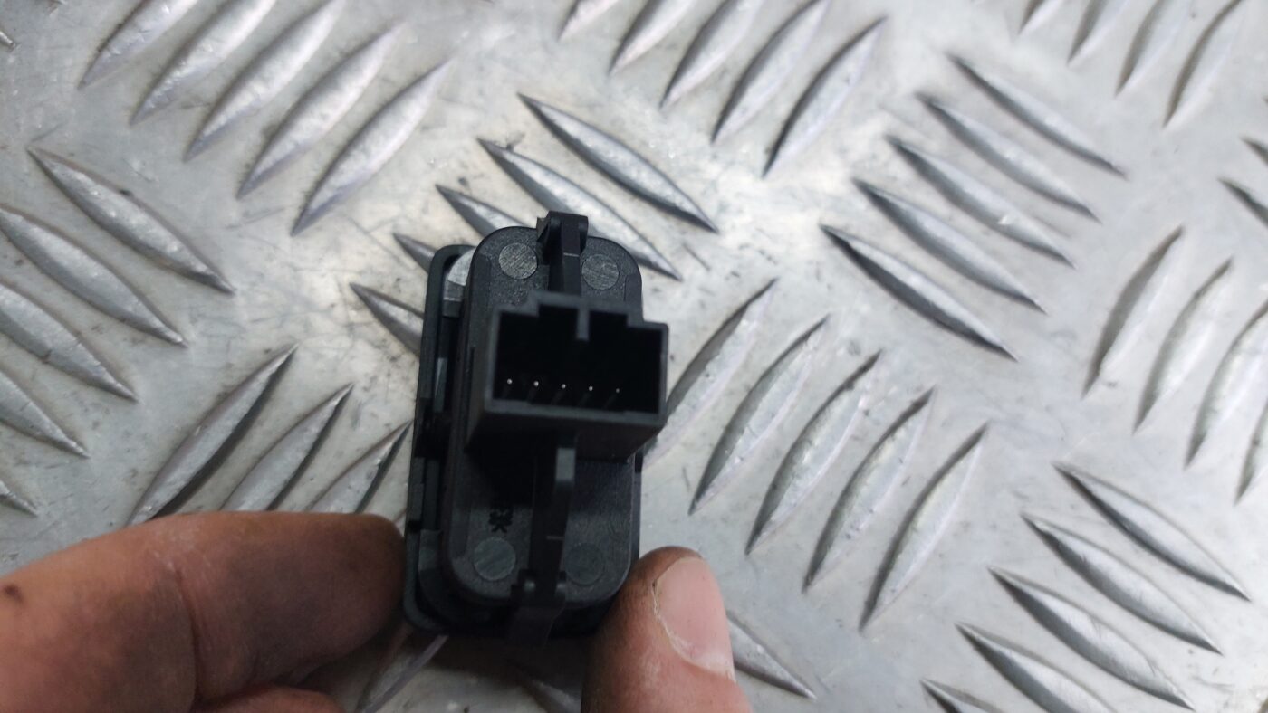 Atvēršanas/aizvēršanas poga priekš VOLVO S40 2004 Black 3 Atvēršanas/aizvēršanas poga priekš VOLVO S40 2004 Black