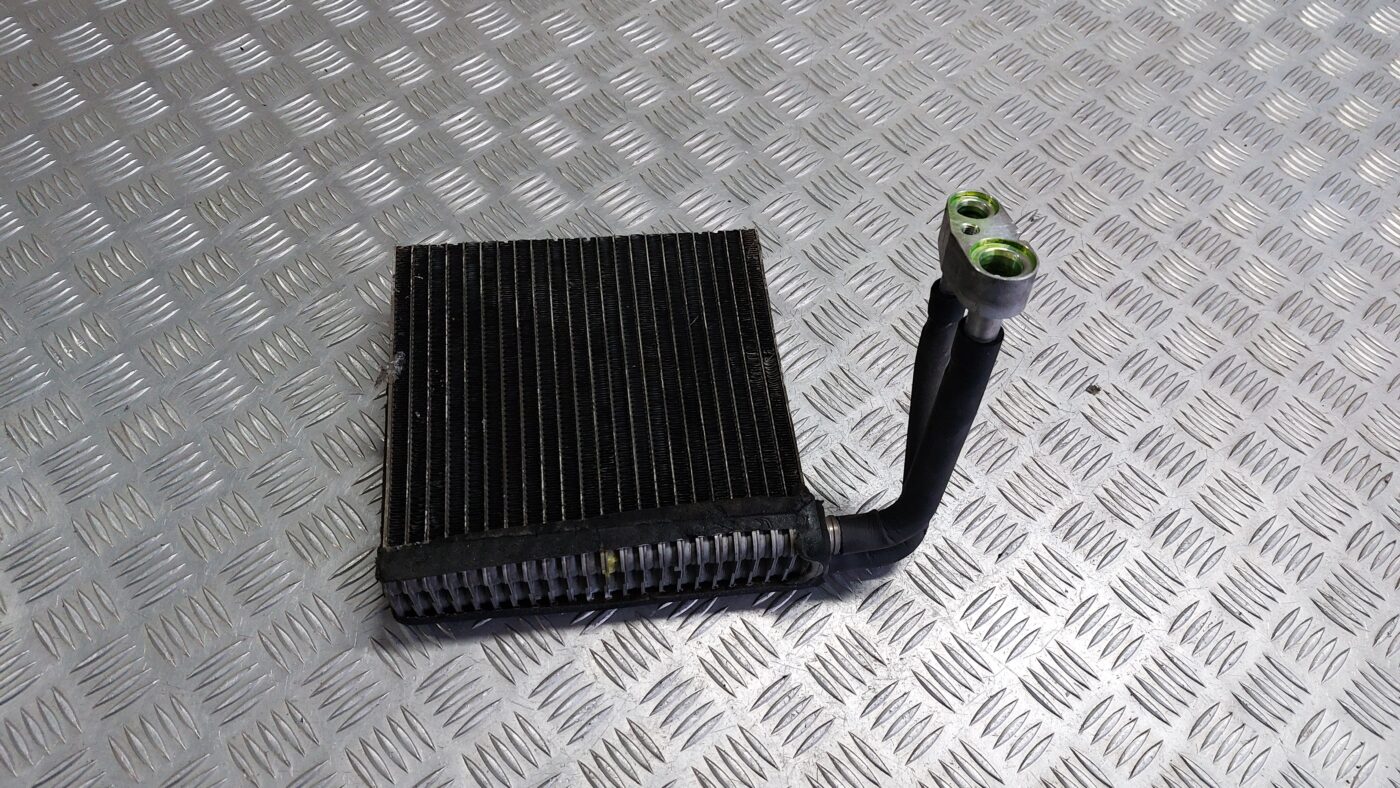 Gaisa kondicionēšanas radiators salonā priekš VOLVO S40 2004 Black 1 Gaisa kondicionēšanas radiators salonā priekš VOLVO S40 2004 Black