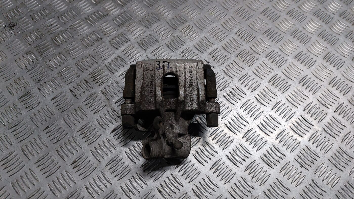 Aizmugurējais labais suports priekš VOLVO S40 2004 Black 1 Aizmugurējais labais suports priekš VOLVO S40 2004 Black