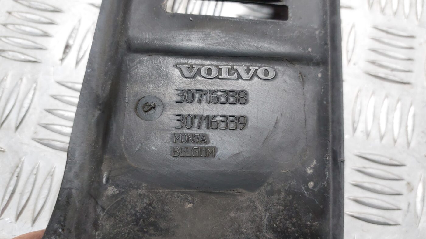 Radiatoru augšēja uzlika priekš VOLVO S40 2004 Black 3 Radiatoru augšēja uzlika priekš VOLVO S40 2004 Black