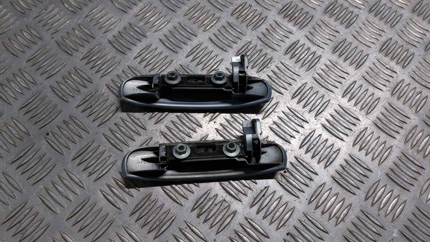 Priekšējāis labais durvju rokturis priekš MITSUBISHI COLT 2007 2 Priekšējāis labais durvju rokturis priekš MITSUBISHI COLT 2007