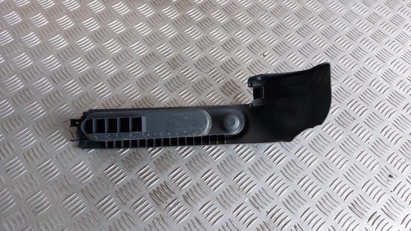 Priekšējā kreisā sēdekļa sliežu apdare priekš MITSUBISHI COLT 2007 2 Priekšējā kreisā sēdekļa sliežu apdare priekš MITSUBISHI COLT 2007