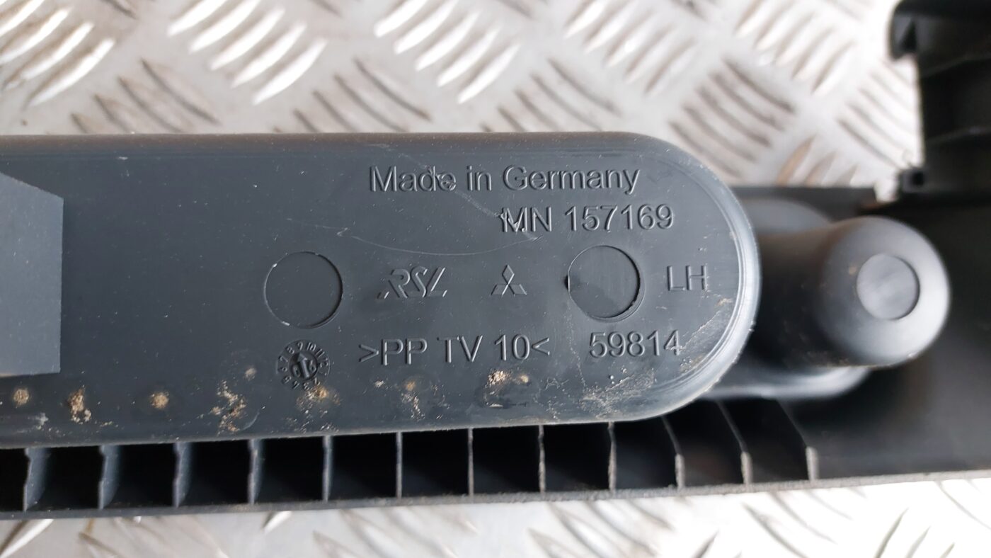 Priekšējā kreisā sēdekļa sliežu apdare priekš MITSUBISHI COLT 2007 3 Priekšējā kreisā sēdekļa sliežu apdare priekš MITSUBISHI COLT 2007