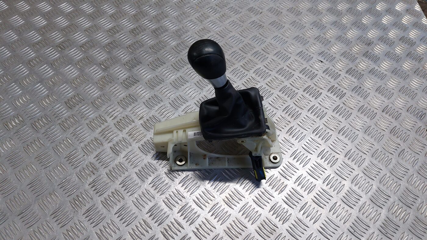 Ātrumu pārslēgšanas slēdzis priekš VOLVO V60 2012 1 Ātrumu pārslēgšanas slēdzis priekš VOLVO V60 2012