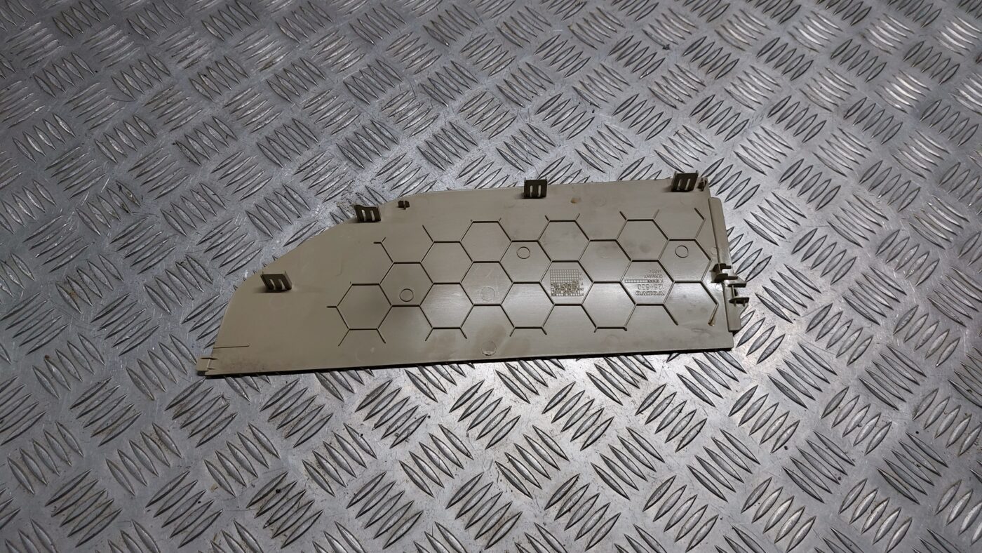 Centrālās konsoles (apdares) sānu panelis priekš VOLVO V60 2012 2 Centrālās konsoles (apdares) sānu panelis priekš VOLVO V60 2012