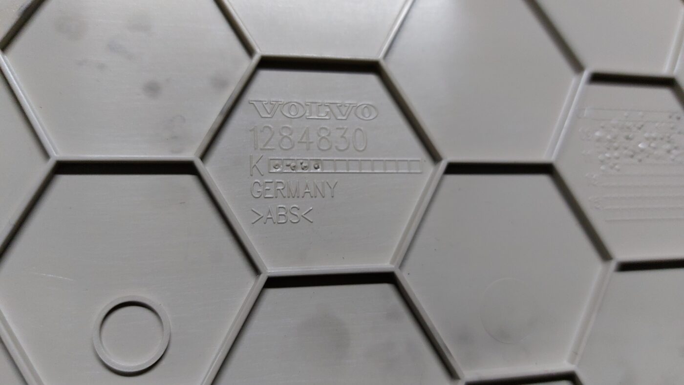 Centrālās konsoles (apdares) sānu panelis priekš VOLVO V60 2012 3 Centrālās konsoles (apdares) sānu panelis priekš VOLVO V60 2012