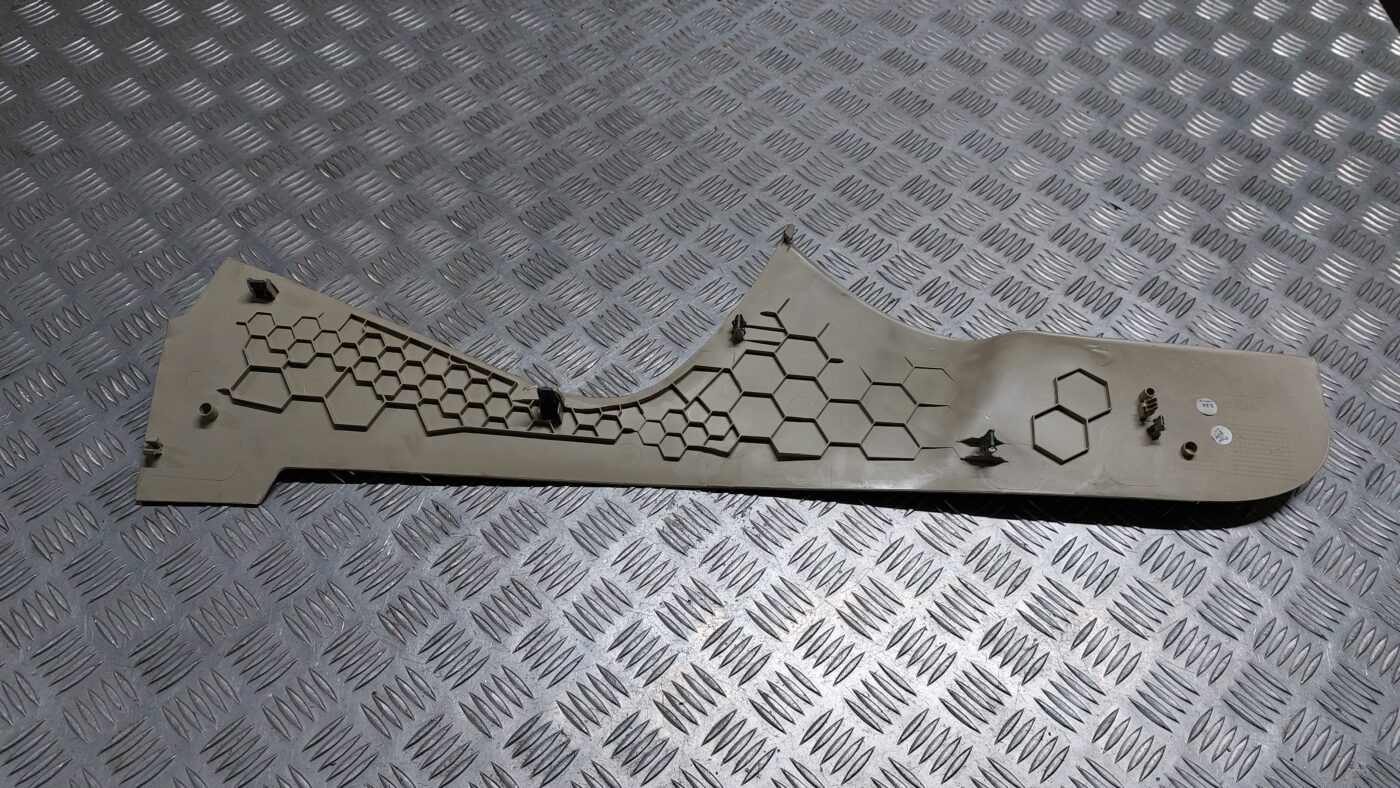 Centrālās konsoles (apdares) sānu panelis priekš VOLVO V60 2012 2 Centrālās konsoles (apdares) sānu panelis priekš VOLVO V60 2012