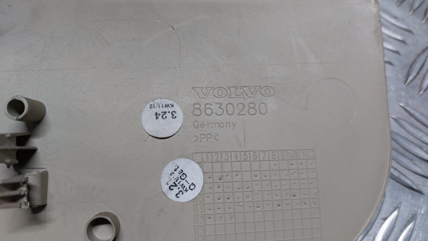 Centrālās konsoles (apdares) sānu panelis priekš VOLVO V60 2012 3 Centrālās konsoles (apdares) sānu panelis priekš VOLVO V60 2012