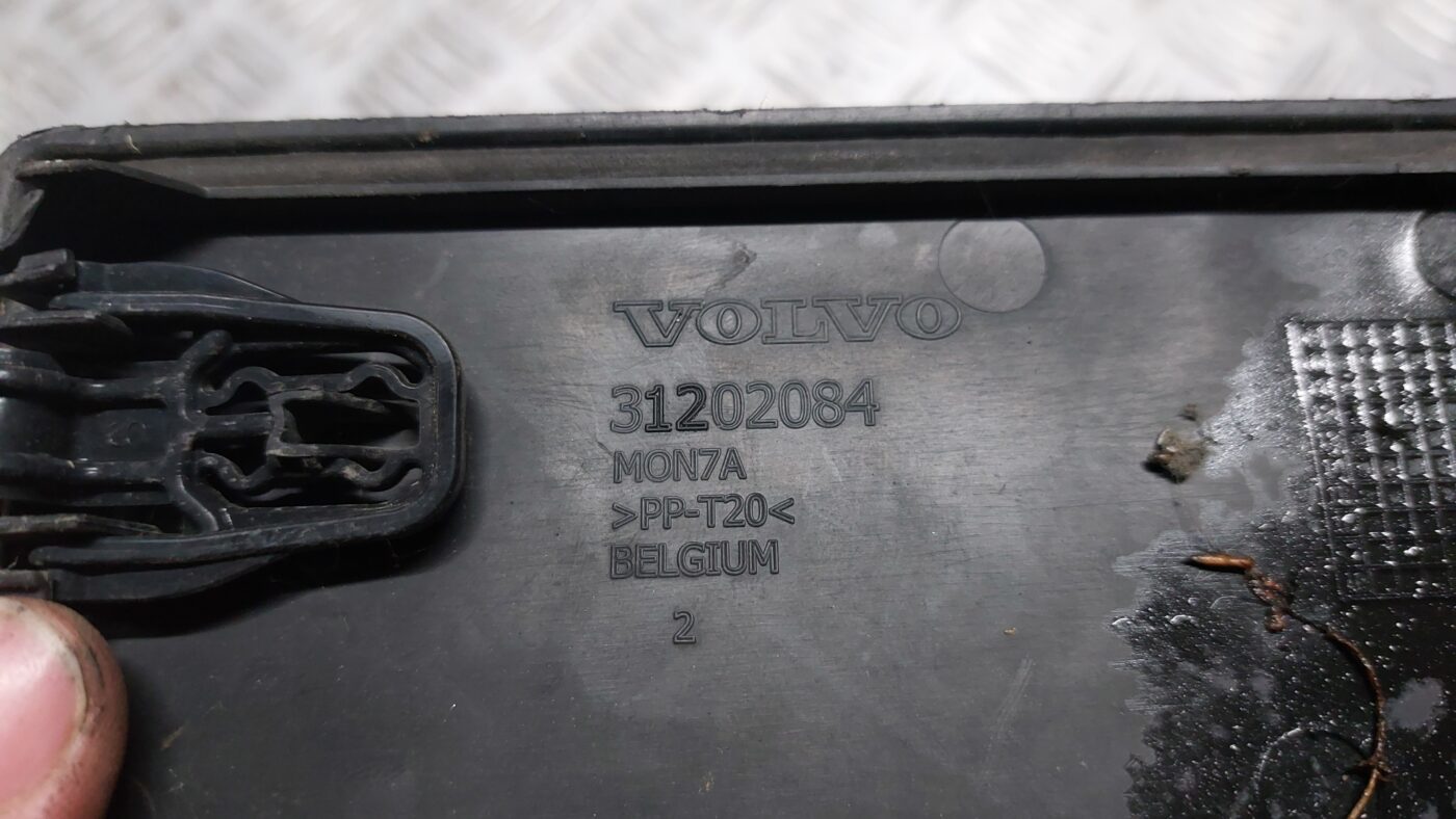 Akumulatora vāks priekš VOLVO V60 2012