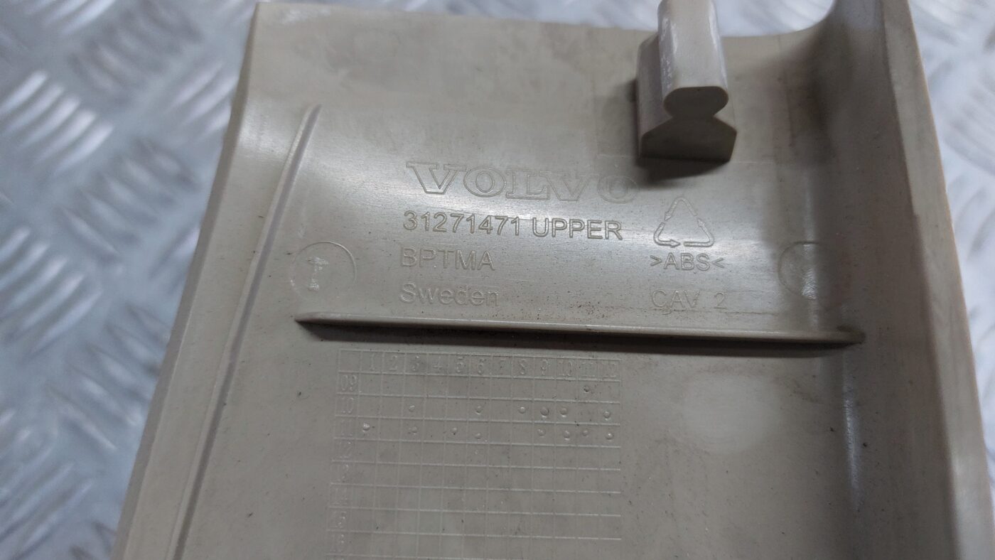 Bagāžnieka nodalījuma griestu uzlika priekš VOLVO V60 2012 3 Bagāžnieka nodalījuma griestu uzlika priekš VOLVO V60 2012