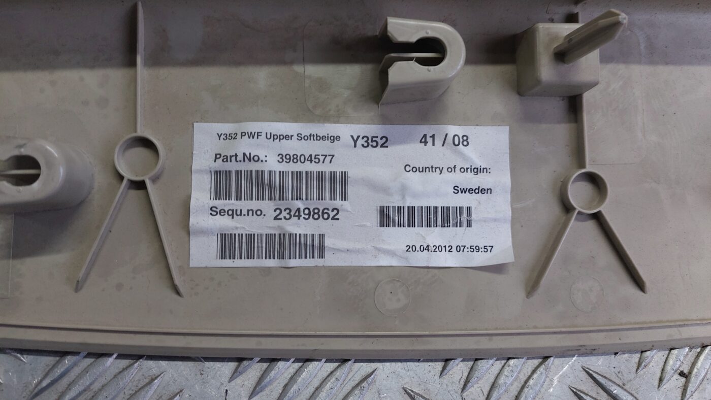 Bagāžnieka nodalījuma griestu uzlika priekš VOLVO V60 2012 4 Bagāžnieka nodalījuma griestu uzlika priekš VOLVO V60 2012