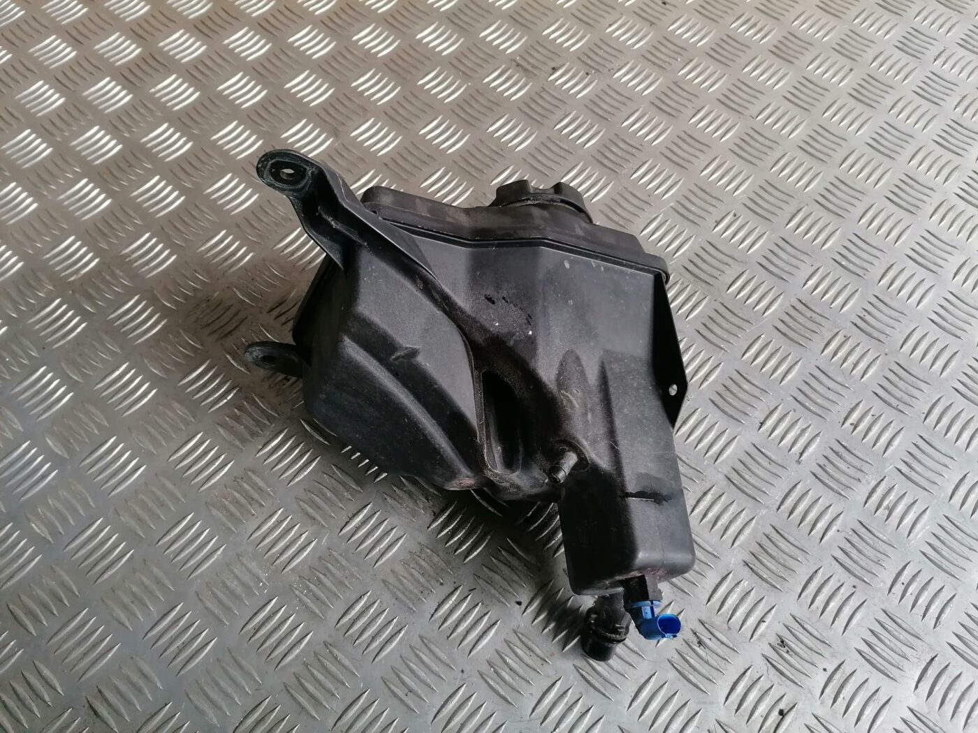 Dzesēšanas šķidruma tvertne priekš BMW 123 E87 2008 BLACK 1 Dzesēšanas šķidruma tvertne priekš BMW 123 E87 2008 BLACK